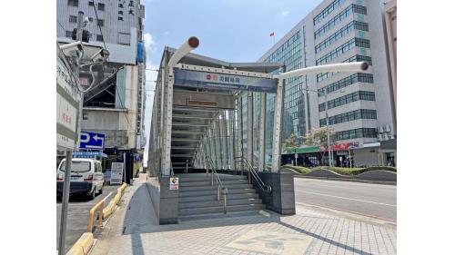 &nbsp;美麗島站為地下三層車站，設有11處出入口，地下一樓為車站大廳層，設有公共藝術『光之穹頂』，地下二樓為橘線月台層，設有兩座側式月台及全高式月台門，地下三樓為紅線月台層，設有一座島式月台及全高式月台門。【圖/7號出口，中正路婚紗區】