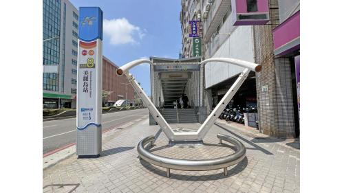 &nbsp;美麗島站為地下三層車站，設有11處出入口，地下一樓為車站大廳層，設有公共藝術『光之穹頂』，地下二樓為橘線月台層，設有兩座側式月台及全高式月台門，地下三樓為紅線月台層，設有一座島式月台及全高式月台門。【圖/8號出口，土地銀行，中華電信】