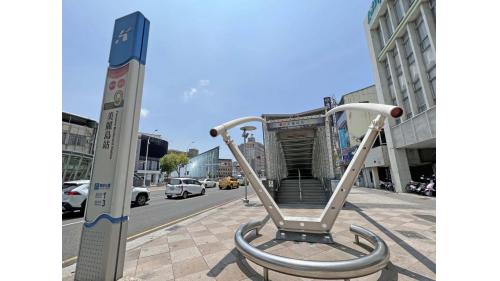 &nbsp;美麗島站為地下三層車站，設有11處出入口，地下一樓為車站大廳層，設有公共藝術『光之穹頂』，地下二樓為橘線月台層，設有兩座側式月台及全高式月台門，地下三樓為紅線月台層，設有一座島式月台及全高式月台門。【圖/9號出口，台灣人壽、中山橫路】