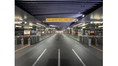 &nbsp;美麗島站為地下三層車站，設有11處出入口，地下一樓為車站大廳層，大廳、穹頂大廳（公共藝術「光之穹頂」所在地，大圓環下方）、詢問處、自動售票機、驗票閘門、廁所（2、4、5、7出口旁）。【圖/穿堂層】