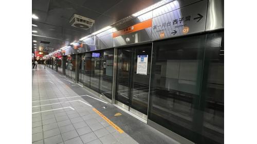 &nbsp;美麗島站為地下三層車站，設有11處出入口，地下二樓為橘線月台層，設有兩座側式月台及全高式月台門，地下三樓為紅線月台層，設有一座島式月台及全高式月台門。【圖/地下二層橘線第一月台、全高式月台門】