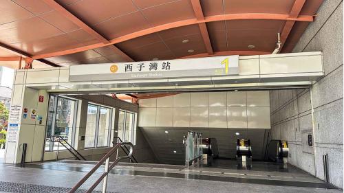 &nbsp;哈瑪星站為地下二層車站，設有2處出入口，可於2號出入口木棧連通道前往站外轉乘環狀輕軌，地下一樓為車站大廳層，設有公共藝術『搖曳於舞人間』，地下二樓為月台層，設有一座島式月台及全高式月台門。 【圖/1號出口，鼓山渡輪站、鼓山郵局、中山大學、鼓山魚市場】