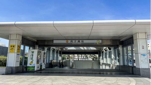 &nbsp;哈瑪星站為地下二層車站，設有2處出入口，可於2號出入口木棧連通道前往站外轉乘環狀輕軌，地下一樓為車站大廳層，設有公共藝術『搖曳於舞人間』，地下二樓為月台層，設有一座島式月台及全高式月台門。 【圖/2號出口，高雄海關、漁人碼頭、香蕉碼頭、輕軌C14站】
