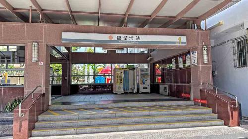 &nbsp;鹽埕埔站為地下二層車站，設有4處出入口，地下一樓為車站大廳層，設有公共藝術『台灣西打-鹽庭尋常榜』，地下二樓為月台層，設有一座島式月台及全高式月台門。【圖/1號出口，真愛碼頭、鹽埕國小、堀江商場、駁二藝術特區】
