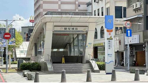 &nbsp;鹽埕埔站為地下二層車站，設有4處出入口，地下一樓為車站大廳層，設有公共藝術『台灣西打-鹽庭尋常榜』，地下二樓為月台層，設有一座島式月台及全高式月台門。【圖/4號出口，忠孝國小、高雄市立壽山動物園】
