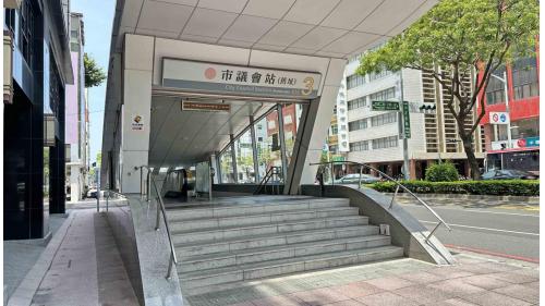 &nbsp;前金站為地下二層車站，設有4處出入口，設有公共藝術『晴雨兩相宜』站體通風井的壁面，地下一樓為車站大廳層，設有公共藝術『萬里晴空見高雄』，地下二樓為月台層，設有一座島式月台及全高式月台門。【圖/3號出口，大同國小、大同醫院】