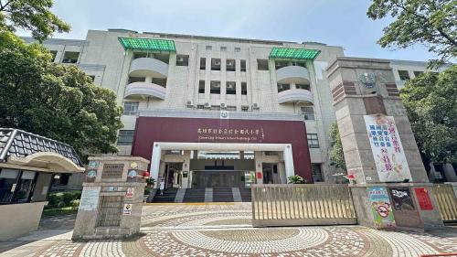 &nbsp;前金站編號為O4，位於前金區中正四路，於2008年9月啟用，車站週邊多有金融業設點，方便民眾商辦使用，此外車站附近還設有前金國小。【圖/前金國民國小】