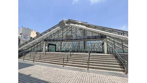 &nbsp;美麗島站為地下三層車站，設有11處出入口，地下一樓為車站大廳層，設有公共藝術『光之穹頂』，地下二樓為橘線月台層，設有兩座側式月台及全高式月台門，地下三樓為紅線月台層，設有一座島式月台及全高式月台門。【圖/3號出入口，警察局(新興分局)、中華電信(光世代廣場)、南華觀光夜市】