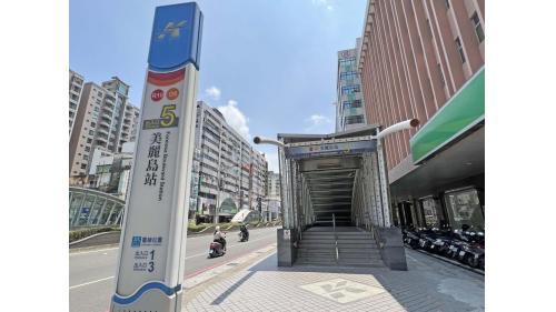 &nbsp;美麗島站為地下三層車站，設有11處出入口，地下一樓為車站大廳層，設有公共藝術『光之穹頂』，地下二樓為橘線月台層，設有兩座側式月台及全高式月台門，地下三樓為紅線月台層，設有一座島式月台及全高式月台門。【圖/5號出入口，高雄郵局、南華觀光夜市】