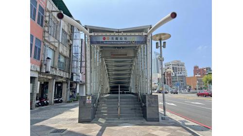 &nbsp;美麗島站為地下三層車站，設有11處出入口，地下一樓為車站大廳層，設有公共藝術『光之穹頂』，地下二樓為橘線月台層，設有兩座側式月台及全高式月台門，地下三樓為紅線月台層，設有一座島式月台及全高式月台門。【圖/10號出口，高雄二位。六合一路】