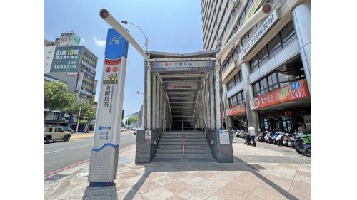 &nbsp;美麗島站為地下三層車站，設有11處出入口，地下一樓為車站大廳層，設有公共藝術『光之穹頂』，地下二樓為橘線月台層，設有兩座側式月台及全高式月台門，地下三樓為紅線月台層，設有一座島式月台及全高式月台門。【圖/11號出口，台灣企銀、六合觀光夜市】