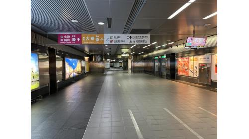 &nbsp;美麗島站為地下三層車站，設有11處出入口，地下一樓為車站大廳層，大廳、穹頂大廳（公共藝術「光之穹頂」所在地，大圓環下方）、詢問處、自動售票機、驗票閘門、廁所（2、4、5、7出口旁）。【圖/穿堂層】