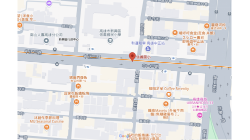 &nbsp;信義國小站編號為O6，位於新興區中正三路，於2008年9月啟用，為未來預定之黃線轉乘站。由於本站部分時段無站務人員值班，如旅客無法進出車站或有諮詢需求時，可按壓PAO旁公務門邊的互動式螢幕服務鈴，待美麗島站人員接通後，與後台人員藉由互動式螢幕作視訊影音互動。