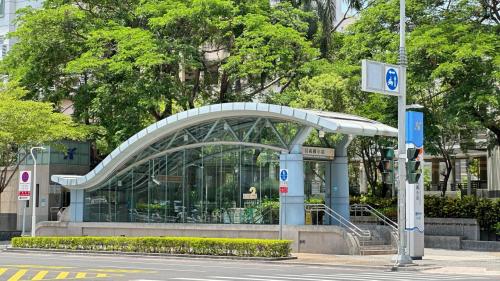 &nbsp;信義國小站為地下三層車站，設有3處出入口，地下一樓為車站大廳層，設有公共藝術『匯聚四方』，地下二樓為橘線月台層，設有一座島式月台及全高式月台門，地下三樓為預定之黃線月台層。【圖/2號出口，信義國小】