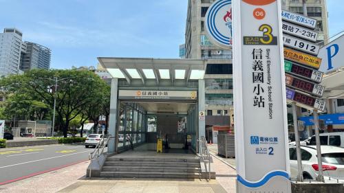 &nbsp;信義國小站為地下三層車站，設有3處出入口，地下一樓為車站大廳層，設有公共藝術『匯聚四方』，地下二樓為橘線月台層，設有一座島式月台及全高式月台門，地下三樓為預定之黃線月台層。【圖/3號出口，財稅行政大樓、新興區衛生所】