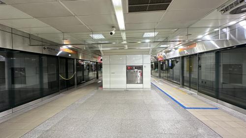 &nbsp;信義國小站為地下三層車站，設有3處出入口，地下一樓為車站大廳層，設有公共藝術『匯聚四方』，地下二樓為橘線月台層，設有一座島式月台及全高式月台門，地下三樓為預定之黃線月台層。 【圖/月台層】