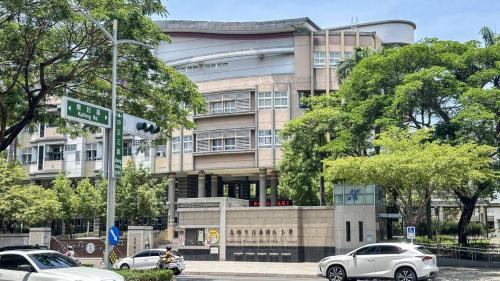 &nbsp;信義國小站編號為O6，位於新興區中正三路，於2008年9月啟用，為未來預定之黃線轉乘站。由於本站部分時段無站務人員值班，如旅客無法進出車站或有諮詢需求時，可按壓PAO旁公務門邊的互動式螢幕服務鈴，待美麗島站人員接通後，與後台人員藉由互動式螢幕作視訊影音互動。車站附近設有信義國小。【圖/信義國小】