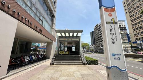 &nbsp;文化中心站為地下二層車站，設有4處出入口，地下一樓為車站大廳層，設有公共藝術『出入平安』及『精靈樂章』，地下二樓為月台層，設有一座島式月台及全高式月台門。【圖/1號出口，尚信街】