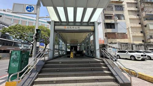 &nbsp;文化中心站為地下二層車站，設有4處出入口，地下一樓為車站大廳層，設有公共藝術『出入平安』及『精靈樂章』，地下二樓為月台層，設有一座島式月台及全高式月台門。【圖/2號出口，五福國中後門、自來水公園】