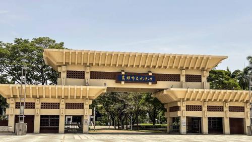 &nbsp;文化中心站編號為O7，位於苓雅區中正二路，於2008年9月啟用，車站附近設有五福國中、自來水公園及高雄市文化中心。【圖/高雄市文化中心】
