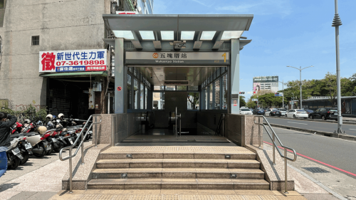 &nbsp;五塊厝站為地下二層車站，設有6處出入口，地下一樓為車站大廳層，設有公共藝術『串起異鄉人』，地下二樓為月台層，設有一座島式月台及全高式月台門。 【圖/1號出口，正言郵局】