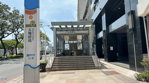 &nbsp;五塊厝站為地下二層車站，設有6處出入口，地下一樓為車站大廳層，設有公共藝術『串起異鄉人』，地下二樓為月台層，設有一座島式月台及全高式月台門。【圖/6號出口，關帝廟】