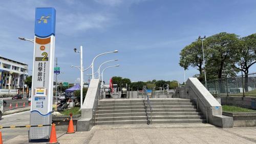 &nbsp;苓雅運動園區站為地下二層車站，設有4處出入口，設有公共藝術『無限奔馳』，地下一樓為車站大廳層，設有公共藝術『一二三四再來一次』，地下二樓為月台層，設有一座島式月台及全高式月台門。【圖/2號出口，中正壘球場、青少年運動公園、行政院南部聯合服務中心、法務部行政執行署高雄分署】