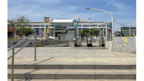 &nbsp;苓雅運動園區站為地下二層車站，設有4處出入口，設有公共藝術『無限奔馳』，地下一樓為車站大廳層，設有公共藝術『一二三四再來一次』，地下二樓為月台層，設有一座島式月台及全高式月台門。【圖/3號出口，中正公園】