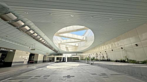 &nbsp;苓雅運動園區站為地下二層車站，設有4處出入口，設有公共藝術『無限奔馳』，地下一樓為車站大廳層，設有公共藝術『一二三四再來一次』，地下二樓為月台層，設有一座島式月台及全高式月台門。 【圖/車站大廳】