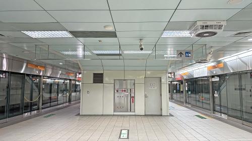 &nbsp;苓雅運動園區站為地下二層車站，設有4處出入口，設有公共藝術『無限奔馳』，地下一樓為車站大廳層，設有公共藝術『一二三四再來一次』，地下二樓為月台層，設有一座島式月台及全高式月台門。 【圖/月台層】