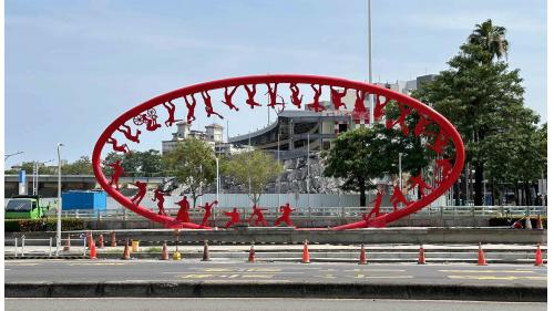 &nbsp;：苓雅運動園區站為地下二層車站，設有4處出入口，設有公共藝術『無限奔馳』。作品從運動選手間的相互競 賽，昇華到自我極限的生命追尋為理念。以簡練圓弧承載運動員動態身影，配合捷運站體挑高空間圓形 場域，融合地景精神，將雙圓連結成『&infin;』的符號：形成1+1=&infin; 的意象，寓意著運動選手間1+1＞2，互為砥礪，相持相進之競賽 精神，以及超越自我、追尋真理、循環無盡的永續進步。【圖/公共藝術-無限奔馳。作者：陳明輝(Chen Ming-Huei)】