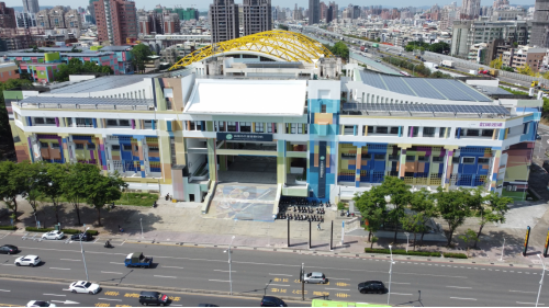 &nbsp;苓雅運動園區站編號為O9，位於苓雅區中正一路，於2008年9月啟用，本站鄰近高雄交流道旁，可轉乘往返於高雄及臺北、臺中、嘉義、臺東等地間的國道客運或一般公路客運。車站附近設有高雄市苓雅運動中心、中正運動場及中正壘球場。 【圖/高雄市苓雅運動中心】