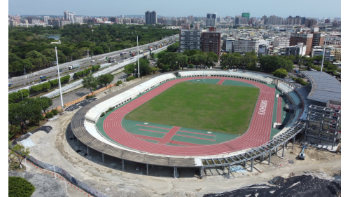 &nbsp;苓雅運動園區站編號為O9，位於苓雅區中正一路，於2008年9月啟用，本站鄰近高雄交流道旁，可轉乘往返於高雄及臺北、臺中、嘉義、臺東等地間的國道客運或一般公路客運。車站附近設有高雄市苓雅運動中心、中正運動場及中正壘球場。 【圖/中正運動場】