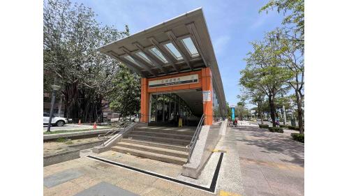 &nbsp;衛武營站為地下二層車站，設有4處出入口，設有公共藝術『愛字塔』，地下一樓為車站大廳層，設有公共藝術『正負之間』，地下二樓為月台層，設有一座島式月台及全高式月台門。【圖/1號出口，國軍高雄醫院、中正高中】