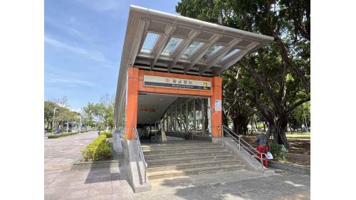 &nbsp;衛武營站為地下二層車站，設有4處出入口，設有公共藝術『愛字塔』，地下一樓為車站大廳層，設有公共藝術『正負之間』，地下二樓為月台層，設有一座島式月台及全高式月台門。 【圖/2號出口，中正公園】