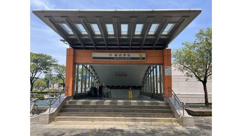 &nbsp;衛武營站為地下二層車站，設有4處出入口，設有公共藝術『愛字塔』，地下一樓為車站大廳層，設有公共藝術『正負之間』，地下二樓為月台層，設有一座島式月台及全高式月台門。【圖/3號出口，中正公園】