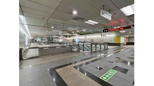 &nbsp;衛武營站為地下二層車站，設有4處出入口，設有公共藝術『愛字塔』，地下一樓為車站大廳層，設有公共藝術『正負之間』，地下二樓為月台層，設有一座島式月台及全高式月台門。【圖/車站大廳】
