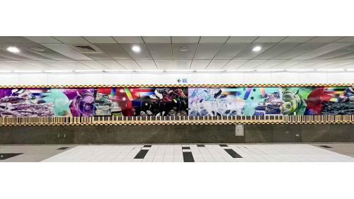 &nbsp;衛武營站位於苓雅區中正一路，為地下二層車站。地面層有4處出入口，設有公共藝術『愛字塔』，地下一樓為車站大廳層，設有公共藝術『正負之間』。【圖/公共藝術-正負之間。作者：董振平】
