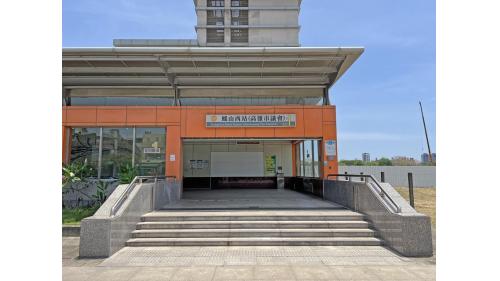 &nbsp;鳳山西站為地下二層車站，設有2處出入口，設有公共藝術『鳳臨天下』，地下一樓為車站大廳層，地下二樓為月台層，設有一座島式月台及全高式月台門。 【圖/1號出入口，高雄市議會、忠孝國中】