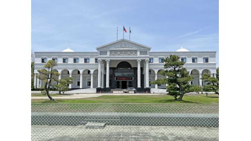 &nbsp;鳳山西站副站名高雄市議會，位於鳳山區自由路，於2008年9月啟用，車站附近設有高雄市議會、忠孝國中及七七抗戰紀念碑。 【圖/高雄市議會】