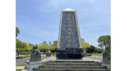&nbsp;鳳山西站副站名高雄市議會，位於鳳山區自由路，於2008年9月啟用，車站附近設有高雄市議會、忠孝國中及七七抗戰紀念碑。 【圖/七七抗戰紀念碑】
