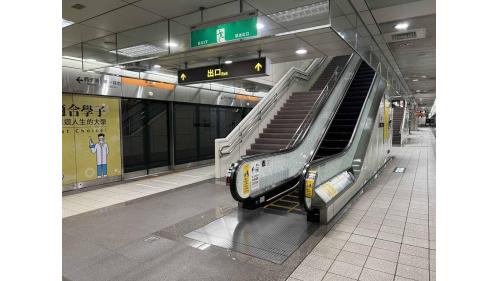 &nbsp;鳳山西站為地下二層車站，設有2處出入口，地下一樓為車站大廳層，設有公共藝術『蒼穹光舞』，地下二樓為月台層，設有一座島式月台及全高式月台門。【圖/月台層】