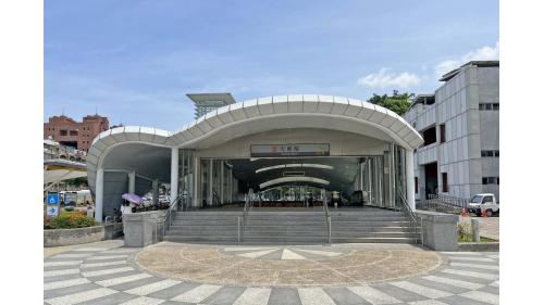 &nbsp;大東站為地下三層車站，為高雄捷運目前唯一的疊式車站，設有2處出入口，地下一樓為車站大廳層，地下二樓為2號月台，設有一座側式月台及全高式月台門，地下三樓為1號月台，設有一座側式月台及全高式月台門。 【圖/1號出口，鳳山轉運站】