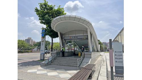 &nbsp;大東站為地下三層車站，為高雄捷運目前唯一的疊式車站，設有2處出入口，地下一樓為車站大廳層，地下二樓為2號月台，設有一座側式月台及全高式月台門，地下三樓為1號月台，設有一座側式月台及全高式月台門。 【圖/2號出口，大東文化藝術中心、鳳山第一公有市場、鳳山第二公有市場、三民路六商圈】