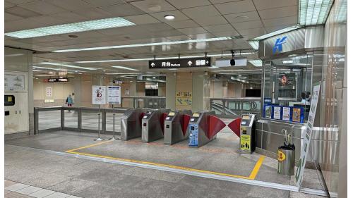 &nbsp;大東站為地下三層車站，為高雄捷運目前唯一的疊式車站，設有2處出入口，地下一樓為車站大廳層，地下二樓為2號月台，設有一座側式月台及全高式月台門，地下三樓為1號月台，設有一座側式月台及全高式月台門。 【圖/車站大廳】