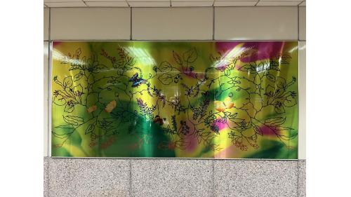 &nbsp;大東站設置的公共藝術件數多達14件，由盧明德、郭挹芬團隊以主題「鳳凰來儀」創作，從站體外的空間延伸至站內、從牆面到地面、從立體作品到平面創作，非常豐富多元。「粉蝶翩翩」企圖以大量花卉、粉蝶的穿梭效果，於車站的出入口注入一股人文溫馨的生態劇 場空間氛圍。【圖/公共藝術-粉蝶翩翩。作者：盧明德(Lu Ming Te)．郭挹芬(Kuo I-Fen)】