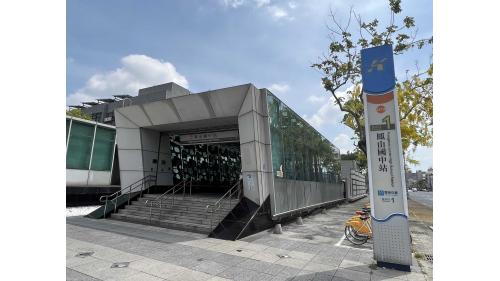 &nbsp;鳳山西站為地下二層車站，設有3處出入口，地下一樓為車站大廳層，設有公共藝術『鳳人緣心』，地下二樓為月台層，設有一座島式月台及全高式月台門。 【圖/1號出口，鳳山國中、瑞竹兒童公園】