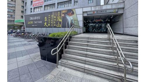 &nbsp;鳳山西站為地下二層車站，設有3處出入口，地下一樓為車站大廳層，設有公共藝術『鳳人緣心』，地下二樓為月台層，設有一座島式月台及全高式月台門。 【圖/2號出口，陸軍軍官學校、鳳山郵局】