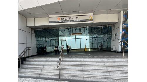 &nbsp;鳳山西站為地下二層車站，設有3處出入口，地下一樓為車站大廳層，設有公共藝術『鳳人緣心』，地下二樓為月台層，設有一座島式月台及全高式月台門。 【圖/3號出口，中正國小、鳳山農會】