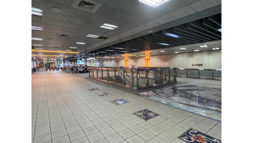 &nbsp;鳳山西站為地下二層車站，設有3處出入口，地下一樓為車站大廳層，設有公共藝術『鳳人緣心』，地下二樓為月台層，設有一座島式月台及全高式月台門。 【圖/車站大廳】